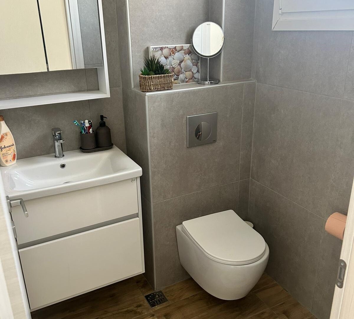 bathroom-greek-odyssey1